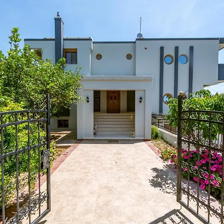 Infinity Premium Private Pool 3 Bedrooms 5 Bathrooms 2 Kitchens Villa Kos Town